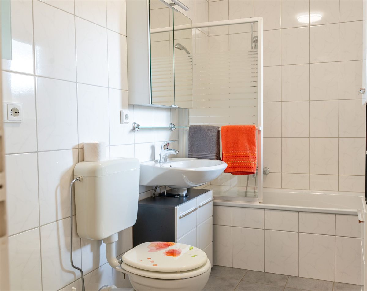 Bad mit Wanne und Dusche in der Ferienwohnung Lindlar