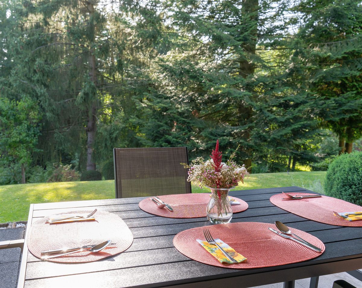 Überdachte Terrasse und Garten der Ferienwohnung in Lindlar
