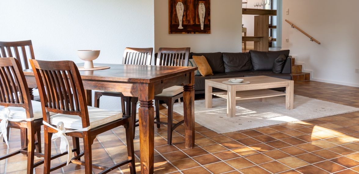 Wohnzimmer der Ferienwohnung Lindlar mit Esstisch und Schlafcouch